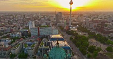Arkaplanda ünlü televizyon kulesiyle gün doğumunda ünlü Berlin katedralinin hava manzarası yer almaktadır. Berlin, Almanya.
