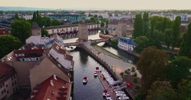 Strazburg 'un havadan manzarası, Petite France. Köprü Ponts Couverts ile Vauban Barrage. Strasbourg, Fransa.