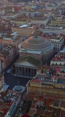  Roma, İtalya 'daki Pantheon cephesi, antik ebedi tapınağa inen havadan. Roma 'nın çatılarının havadan görünüşü. Dünyanın her yerinden kepçelerle en çok ziyaret edilen yerlerden biri..