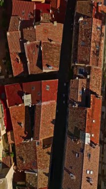  Hyeres, Fransa 'nın tarihi merkezindeki kırmızı çatıların havadan görünüşü.