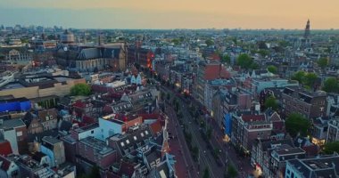 Hollanda, Amsterdam 'ın havadan görünüşü. Kanal manzarası ve eski merkez ilçenin ünlü yerleri, Amsterdam Centraal tren istasyonu.