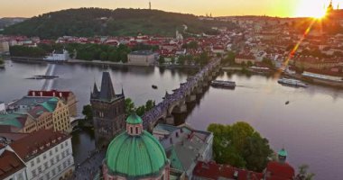 Prag Charles Köprüsü 'nün ve nehrin üzerinde, günbatımında eski bir kasabanın hava manzarası. Çek Cumhuriyeti kenti Prag, şehir silüeti .