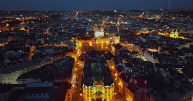 Şehrin Merkez Meydanı 'nın gece havadan görünüşü, Prag, Çek Cumhuriyeti.