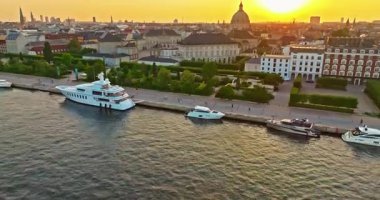 Danimarka 'da Kopenhag şehir merkezinin günbatımında hava manzarası. Toprak setin manzarası ve şehrin eski kısmı. Bir kilise ve diğer simgeler de var..
