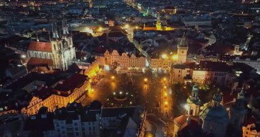 Şehrin Merkez Meydanı 'nın gece havadan görünüşü, Prag, Çek Cumhuriyeti.