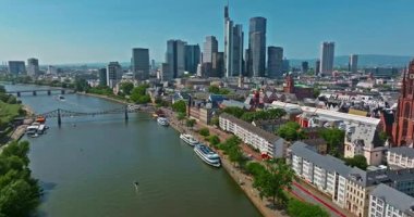 Frankfurt, Almanya, Main Nehri ve finansal gökdelenlerin gökyüzü manzarası.