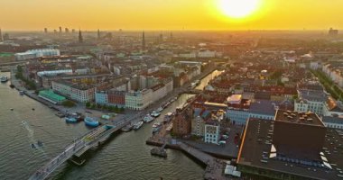 Günbatımında Kopenhag 'daki Nyhavn rıhtımının havadan görüntüsü. En önemli şehirlerden biri, Danimarka..