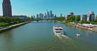 Frankfurt, Almanya, Main Nehri ve finansal gökdelenlerin gökyüzü manzarası.