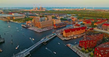 Danimarka 'da Kopenhag şehir merkezinin günbatımında hava manzarası. Toprak setin manzarası ve şehrin eski kısmı. Bir kilise ve diğer simgeler de var..