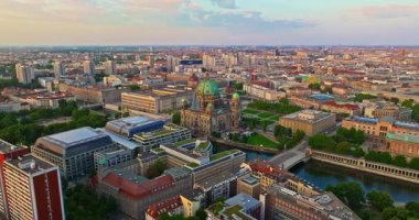 Arkaplanda ünlü televizyon kulesiyle gün doğumunda ünlü Berlin katedralinin hava manzarası yer almaktadır. Berlin, Almanya.