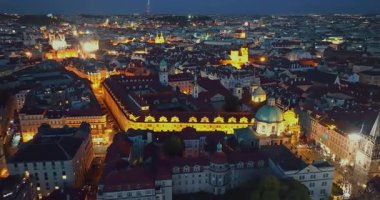 Hava görüntüsü. Prag Eski Kasabası 'nın güzel aydınlatmalı gece manzarası, Çek Cumhuriyeti.