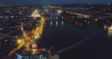 Hava görüntüsü. Prag Eski Kasabası 'nın güzel aydınlatmalı gece manzarası, Çek Cumhuriyeti.