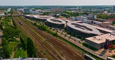 Wolfsburg, Almanya 'nın havadan görünüşü. Fabrika Volkswagen ve Autostadt modern otomobil temalı park.