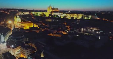 Hava görüntüsü. Prag Eski Kasabası 'nın güzel aydınlatmalı gece manzarası, Çek Cumhuriyeti.