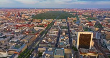 Berlin 'in havadan görünüşü. Çatıları olan şehir manzarası, Almanya.