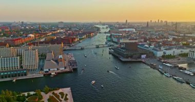 Danimarka 'da Kopenhag şehir merkezinin günbatımında hava manzarası. Toprak setin manzarası ve şehrin eski kısmı. Bir kilise ve diğer simgeler de var..