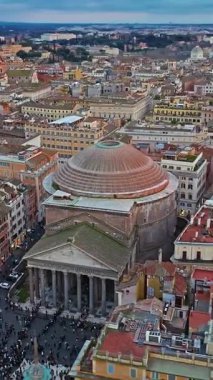 Roma, İtalya 'daki Pantheon cephesi, antik ebedi tapınağa inen havadan. Roma 'nın çatılarının havadan görünüşü. Dünyanın her yerinden kepçelerle en çok ziyaret edilen yerlerden biri..