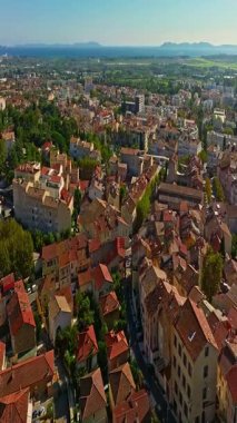 Gök mavisi sahildeki Var departmanındaki Hyeres şehrinin tarihi merkezinin havadan görünüşü ve evleri.