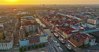 Günbatımında Kopenhag 'daki Nyhavn rıhtımının havadan görüntüsü. En önemli şehirlerden biri, Danimarka..