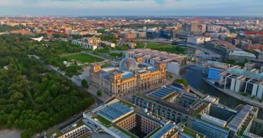 Berlin 'deki Reichstag ve Hükümet Binaları' nın ve Almanya 'nın gündoğumunda Central Park' ın hava görüntüsü.