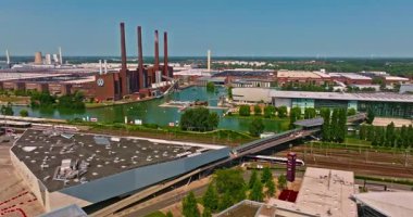 Wolfsburg, Almanya - 08.08.2025: Volkswagen Fabrikasının hava görüntüsü.
