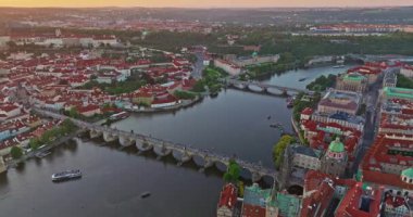 Prag Charles Köprüsü 'nün ve nehrin üzerinde, günbatımında eski bir kasabanın hava manzarası. Çek Cumhuriyeti kenti Prag, şehir silüeti .