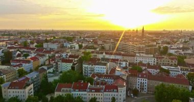 Berlin 'in havadan görünüşü. Çatıları olan şehir manzarası Mimari yapılar TV kulesi ve diğer eğlenceler, Almanya.
