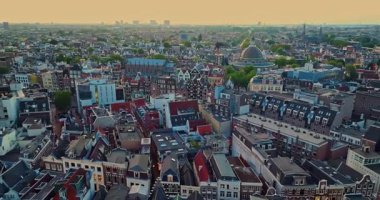 Hollanda, Amsterdam 'ın havadan görünüşü. Kanal manzarası ve eski merkez ilçenin ünlü yerleri, Amsterdam Centraal tren istasyonu.