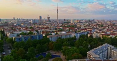 Berlin 'in havadan görünüşü. Çatıları olan şehir manzarası Mimari yapılar TV kulesi ve diğer eğlenceler, Almanya.