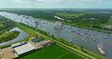 Yelkenli Amsterdam 2025, Yelkenli Yürüyüşü Ağustos 2025 'te Amsterdam. Festivale farklı boyutlarda pek çok gemi ve tekne katılarak Amsterdam 'a giden ana kanal boyunca yelken açtı..