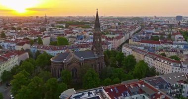 Berlin 'in havadan görünüşü. Çatıları olan şehir manzarası, Almanya.