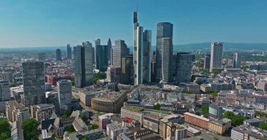 Frankfurt, Almanya, Main Nehri ve finansal gökdelenlerin gökyüzü manzarası.