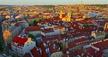 Eski Şehir Meydanı 'nın havadan görünüşü güneşli bir günde Çek Cumhuriyeti Prag' ın tarihi şehir merkezi.