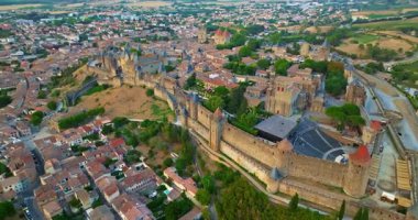Fransa 'nın güneyindeki Carcassonne Ortaçağ şehrinin havadan görünüşü. Carcassonne tarihi kalesi Gün batımında popüler turizm merkezi.