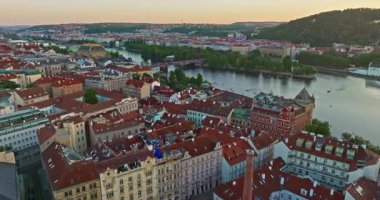 Prag 'ın Eski Kenti Panorama' nın meşhur sınır ve köprüleriyle hava manzarası. Çek Cumhuriyeti.