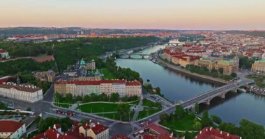 Prag 'ın Eski Kenti Panorama' nın meşhur sınır ve köprüleriyle hava manzarası. Çek Cumhuriyeti.