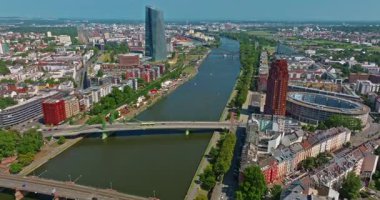 Modern gökdelenlerle Frankfurt 'un hava manzarası güzel güneşli bir gün, şehir merkezi. Avrupa 'nın mali başkenti, Hesse, Almanya,