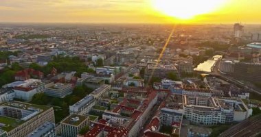 Berlin 'in havadan görünüşü. Çatıları olan şehir manzarası Mimari yapılar TV kulesi ve diğer eğlenceler, Almanya.