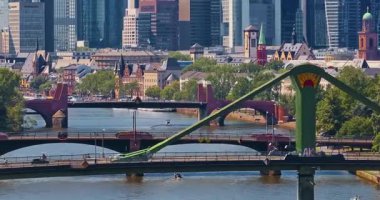 Modern gökdelenlerle Frankfurt 'un hava manzarası güzel güneşli bir gün, şehir merkezi. Avrupa 'nın mali başkenti, Hesse, Almanya,