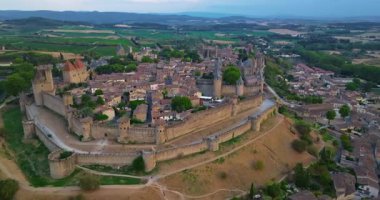 Fransa 'nın güneyindeki Carcassonne Ortaçağ şehrinin havadan görünüşü. Carcassonne tarihi kalesi Gün batımında popüler turizm merkezi.