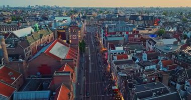 Hollanda, Amsterdam 'ın havadan görünüşü. Kanal manzarası ve eski merkez ilçenin ünlü yerleri, Amsterdam Centraal tren istasyonu.