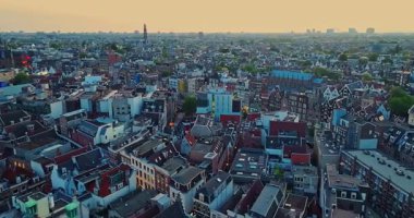 Hollanda, Amsterdam 'ın havadan görünüşü. Kanal manzarası ve eski merkez ilçenin ünlü yerleri, Amsterdam Centraal tren istasyonu.