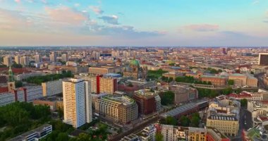 Arkaplanda ünlü televizyon kulesiyle gün doğumunda ünlü Berlin katedralinin hava manzarası yer almaktadır. Berlin, Almanya.