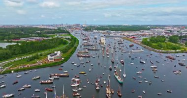 Yelkenli Amsterdam 2025, Yelkenli Yürüyüşü Ağustos 2025 'te Amsterdam. Festivale farklı boyutlarda pek çok gemi ve tekne katılarak Amsterdam 'a giden ana kanal boyunca yelken açtı..