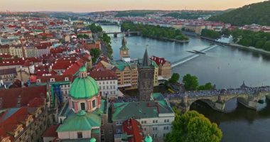 Prag 'ın Eski Kenti Panorama' nın meşhur sınır ve köprüleriyle hava manzarası. Çek Cumhuriyeti.