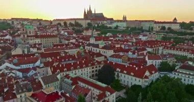Prag 'ın Eski Kenti Panorama' nın meşhur sınır ve köprüleriyle hava manzarası. Çek Cumhuriyeti.