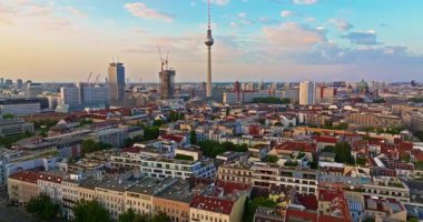 Berlin 'in havadan görünüşü. Çatıları olan şehir manzarası Mimari yapılar TV kulesi ve diğer eğlenceler, Almanya.