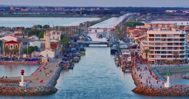 Fransa 'nın Occitanie bölgesindeki bir tatil beldesi olan Camargue' deki Grau du Roi balıkçı köyünün gündoğumunda hava manzarası. Güney Fransa 'daki güzel sahil kasabası Grau du Roi.