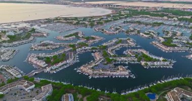 Port Camargue 'nin güneş altında parlayan panoramik hava manzarası. Fransız Akdeniz kıyısındaki güzel marina manzarası. Fransız Rivierası 'nda lüks bir gayrimenkul..