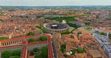 Roma amfitiyatrosuyla Nimes şehrinin havadan görünüşü, Nimes, Fransa 'ya seyahat. Nimes Arena 'nın panoramik manzarası. Nimes Güney Fransa 'nın Occitanie bölgesinde bir şehirdir..